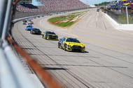 Carson Hocevar (77), Tyler Reddick (45) e Ty Gibbs (54) lideram o FireKeepers Casino 400 no Michigan International Speedway. - Fonte: Imagem