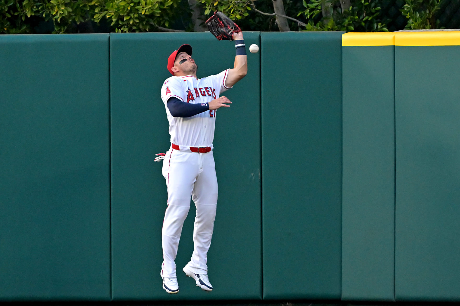 "Heartbreaking to watch";Absolute bull**it" - Fans call for Mike Trout's retirement over costly mistake against Astros