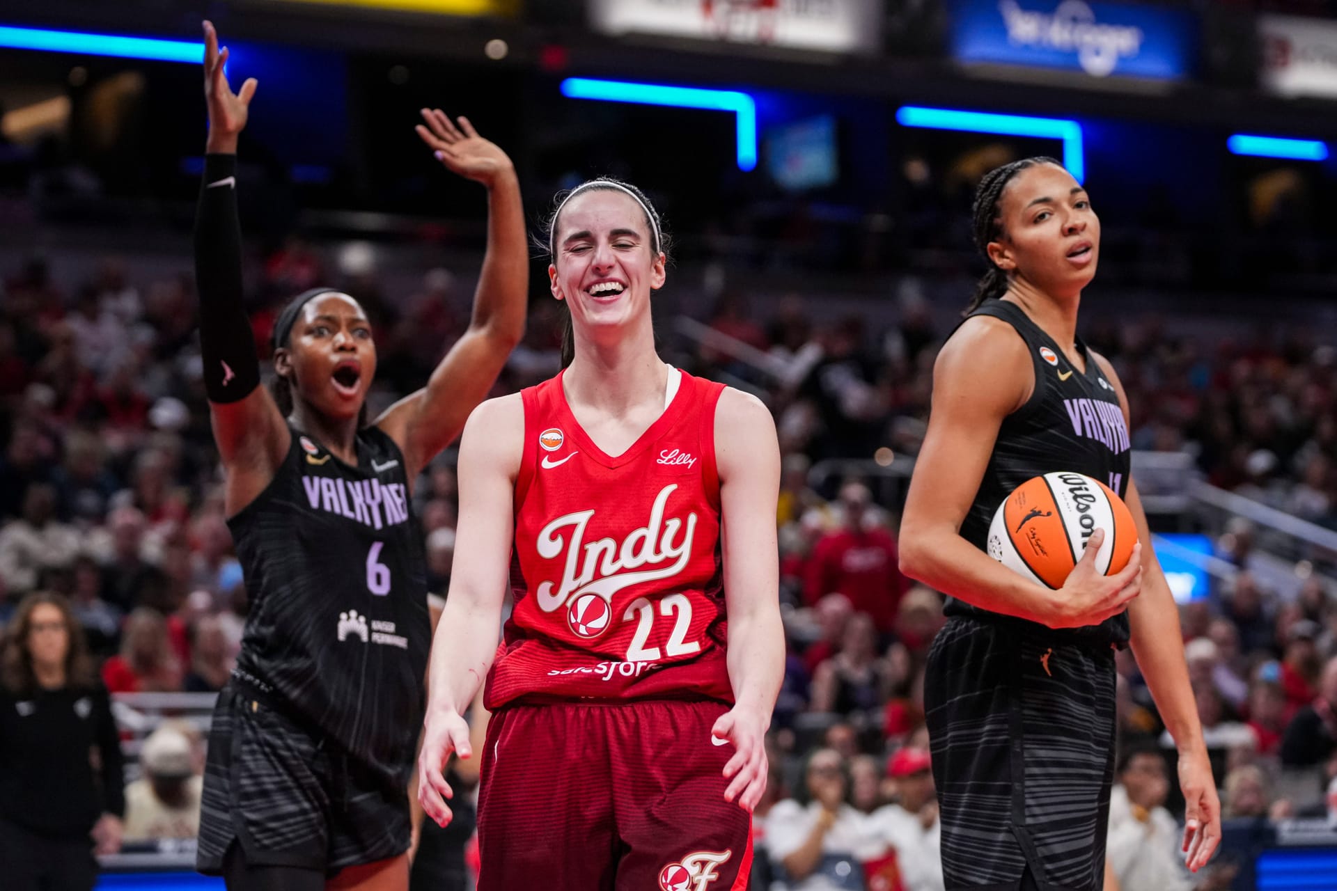 "Y'all allowed her to get publicly blitzed", "Then fire that dumba** coach" - Fever Fans Slam Amber Cox Praising Caitlin Clark Post Time Recognition
