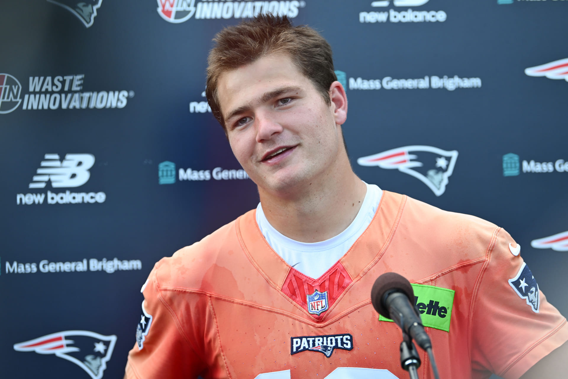 "Bradyn Swinson must been RIPPED": NFL fans outraged as Drake Maye knocked to ground after colliding with Patriots LB during OTAs