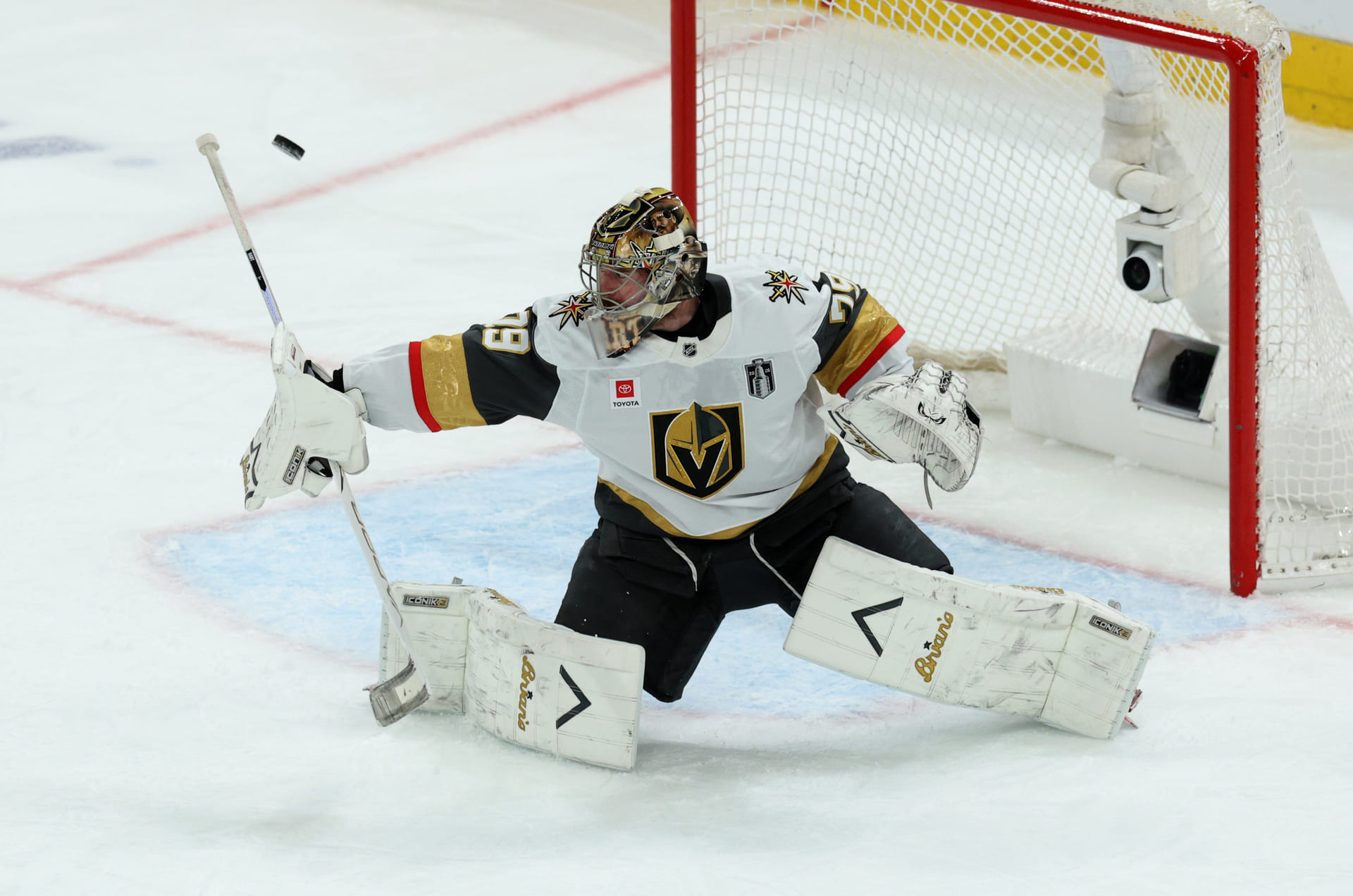 Carter Hart breaks silence on Hurricanes fans' 'no means no' chant - "It's just noise"