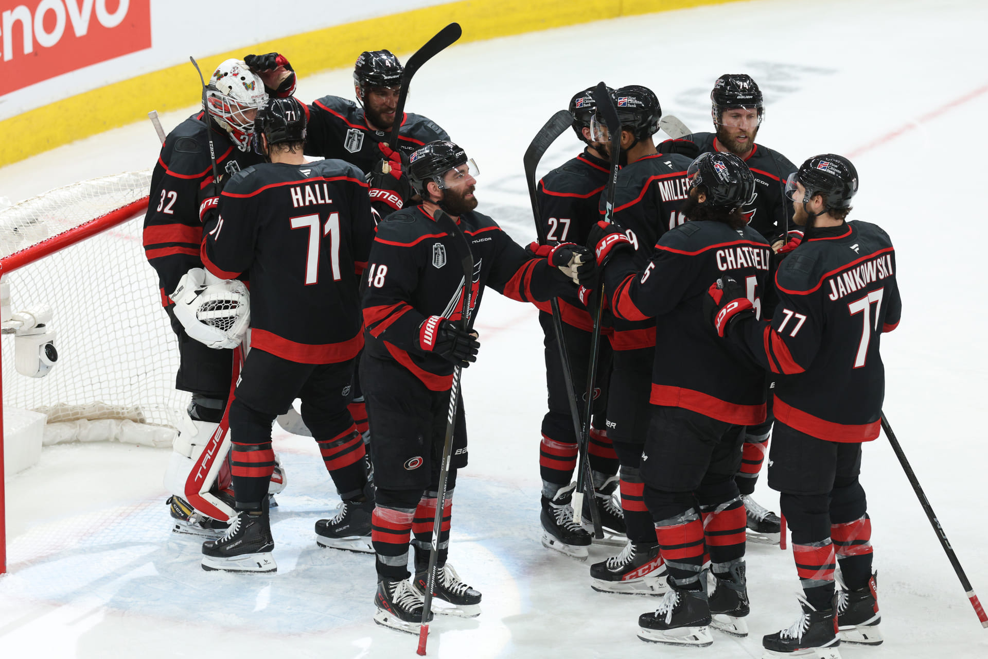 Jogadores do Carolina comemoram após vencer o quinto jogo da final da Stanley Cup de 2026 - Fonte: Imagn