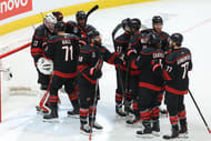 Jogadores do Carolina comemoram após vencer o quinto jogo da final da Stanley Cup de 2026 - Fonte: Imagn