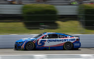 O piloto da NASCAR Cup Series, Kyle Larson (5), durante os treinos e qualificação para o The Great American Getaway 400 no Pocono Raceway. - Fonte: Imagem