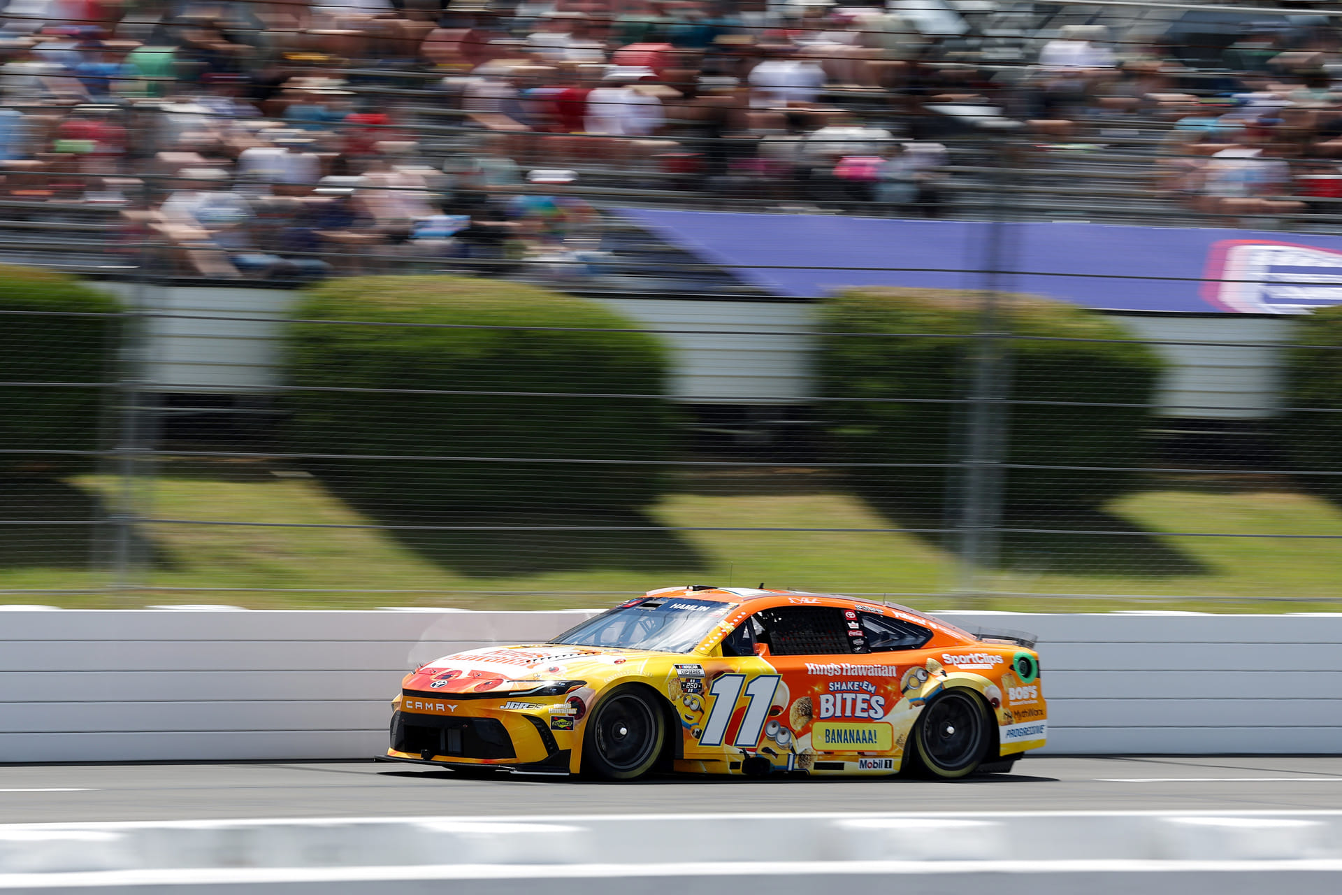 Denny Hamlin no 11º King's Hawaiian Shake 'Em Bites Toyota Camry XSE durante os treinos e qualificação no Pocono Raceway. - Fonte: Imagem