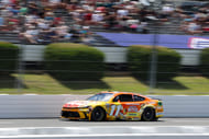 Denny Hamlin no 11º King's Hawaiian Shake 'Em Bites Toyota Camry XSE durante os treinos e qualificação no Pocono Raceway. - Fonte: Imagem