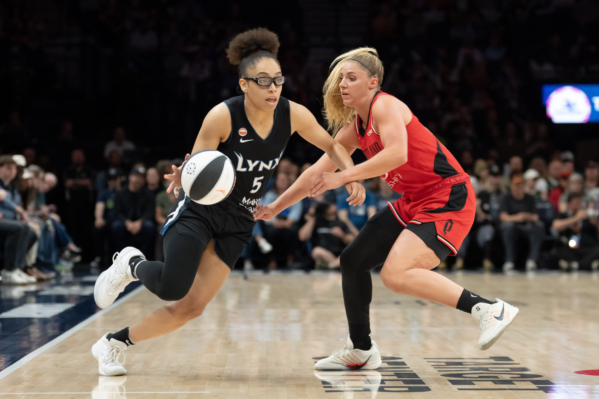 "Nerdy annoying player", "Rook said what she said" - WNBA Fans Erupt As Olivia Miles Chirps At Sarah Ashlee Barker Following Slick Play