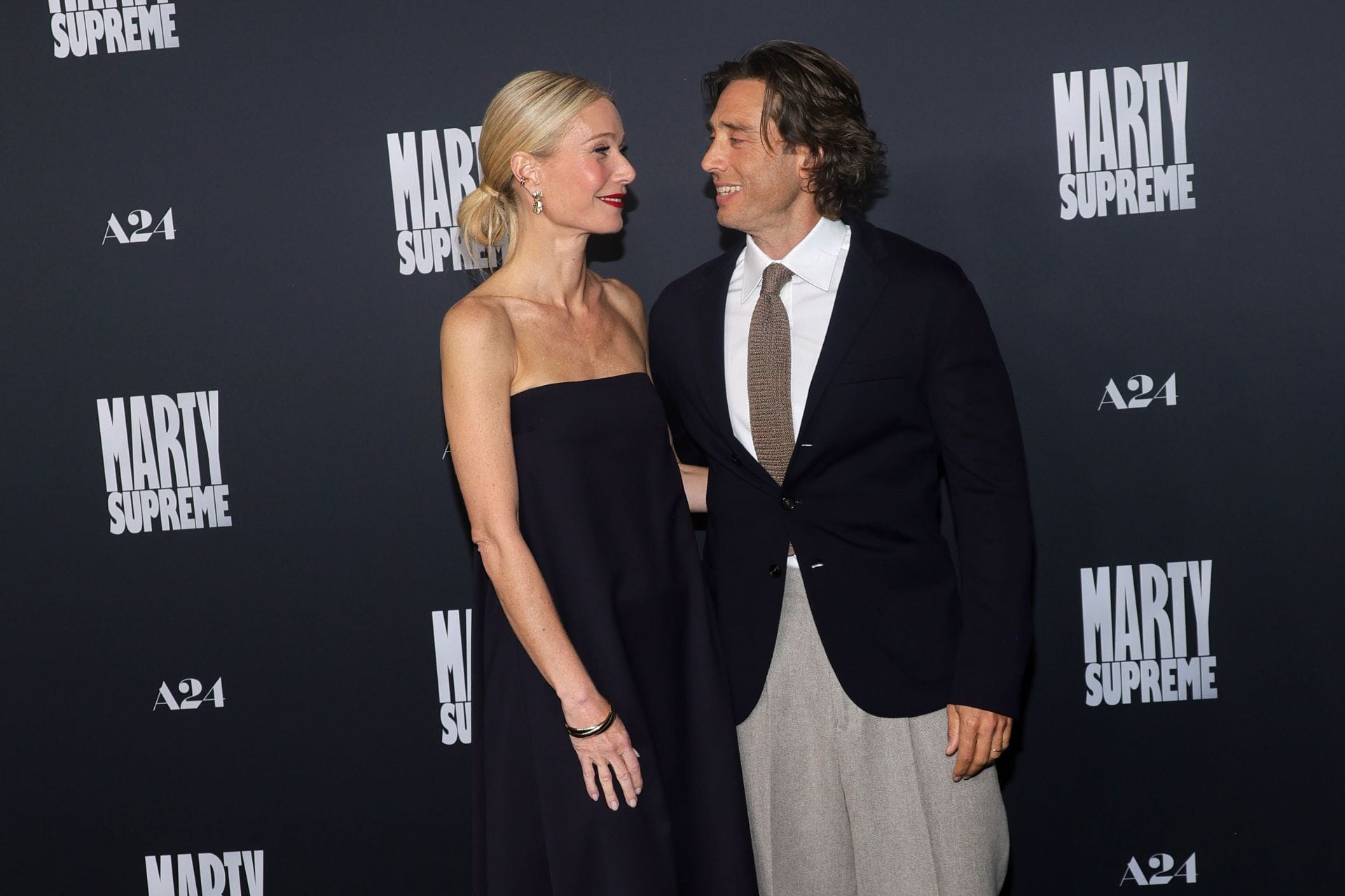 Gwyneth Paltrow e Brad Falchuk comparecem à estreia de A24 em Los Angeles "Marty Supremo" no Samuel Goldwyn Theatre em 8 de dezembro de 2025 em Beverly Hills, Califórnia. (Fonte: Getty)