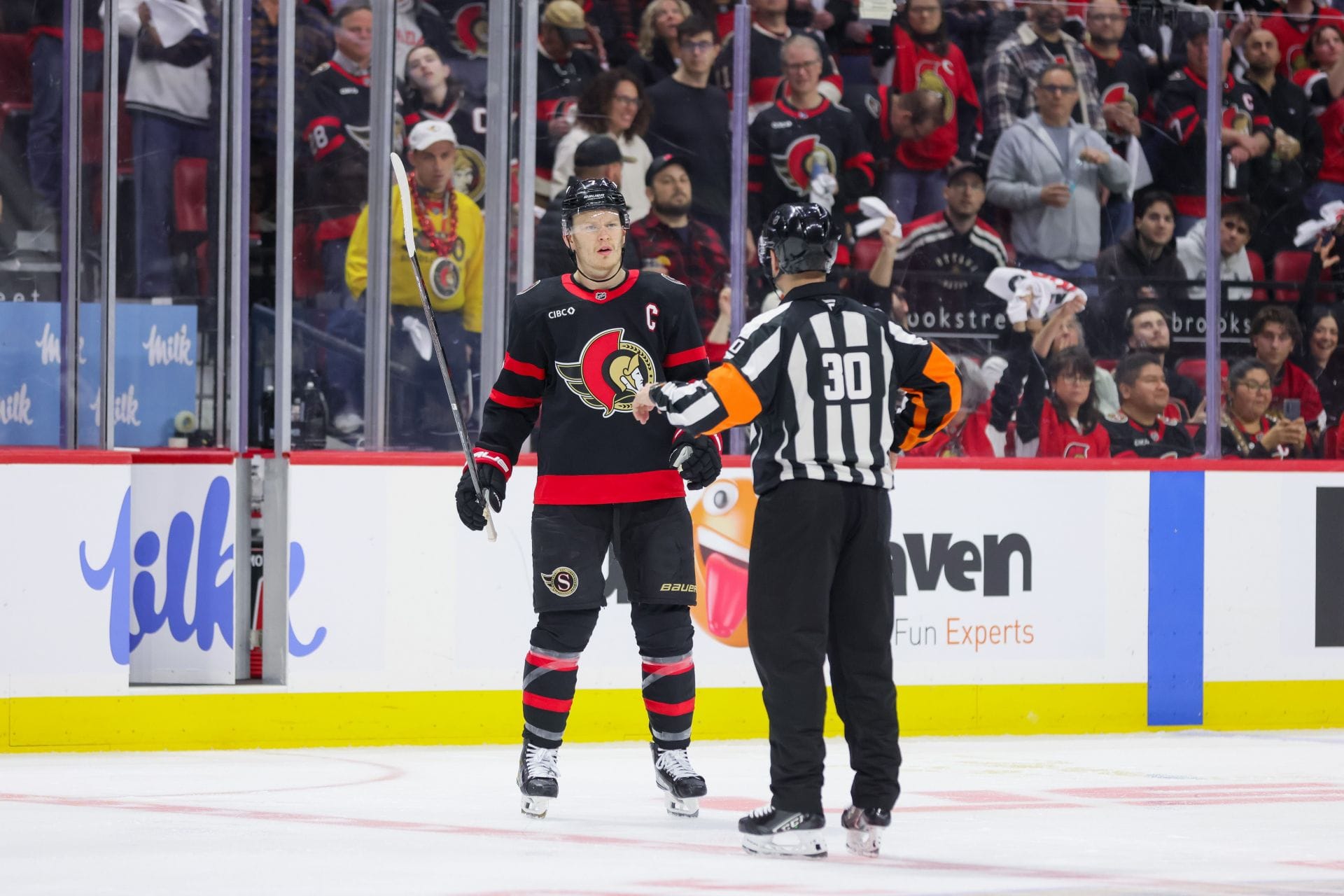 Brady Tkachuk em conversa com o árbitro - Fonte: Getty