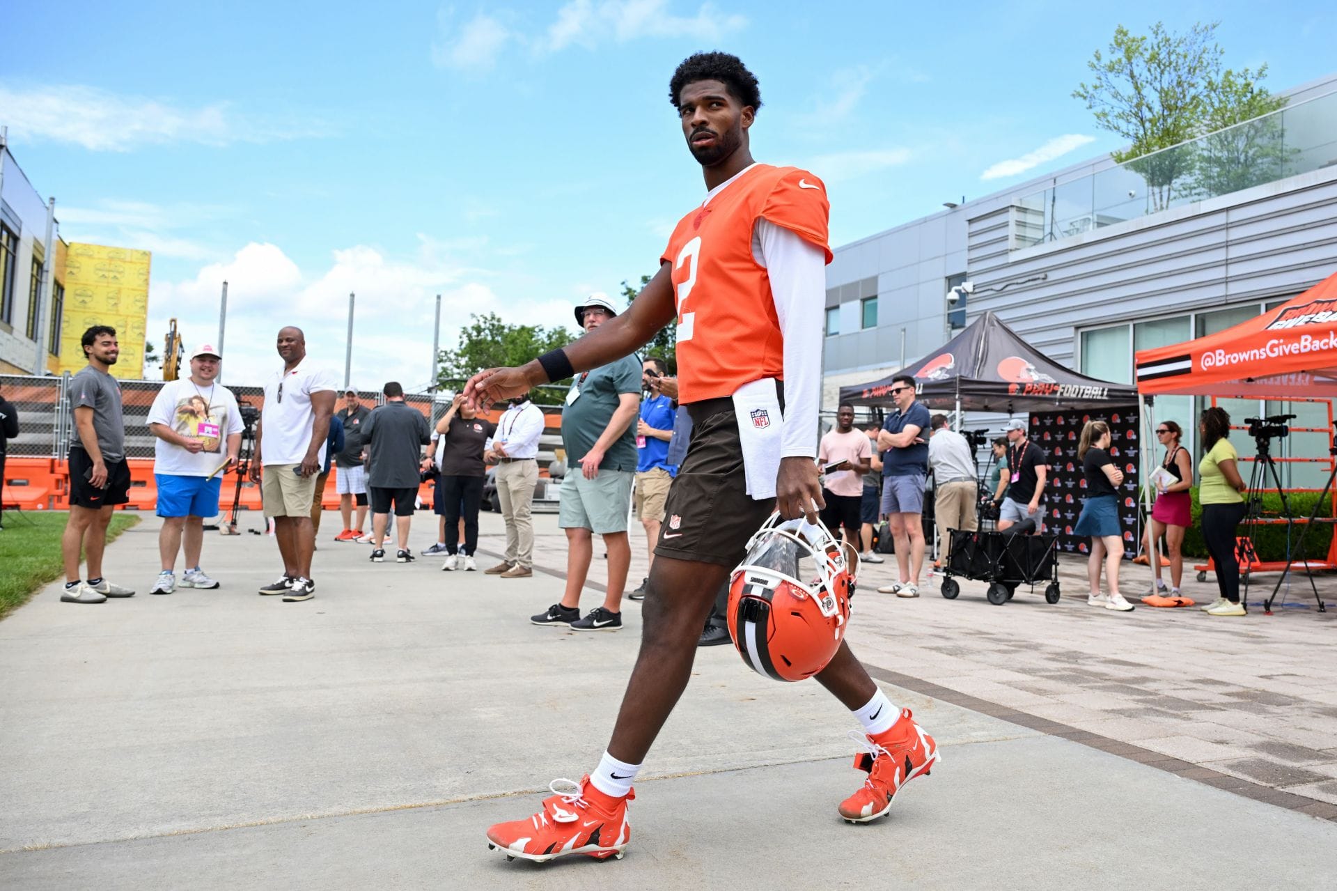 “One of the most embarrassing clips”: NFL fans rip Shedeur Sanders’ “elite vision” as Browns QB gets intercepted at minicamp