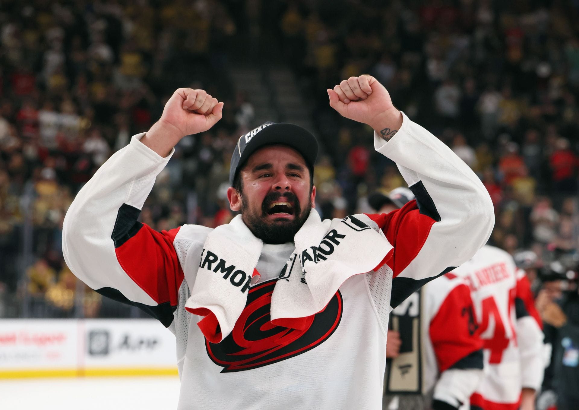   Seth Jarvis comemorando a vitória sobre os Vegas Golden Knights - Fonte: Getty