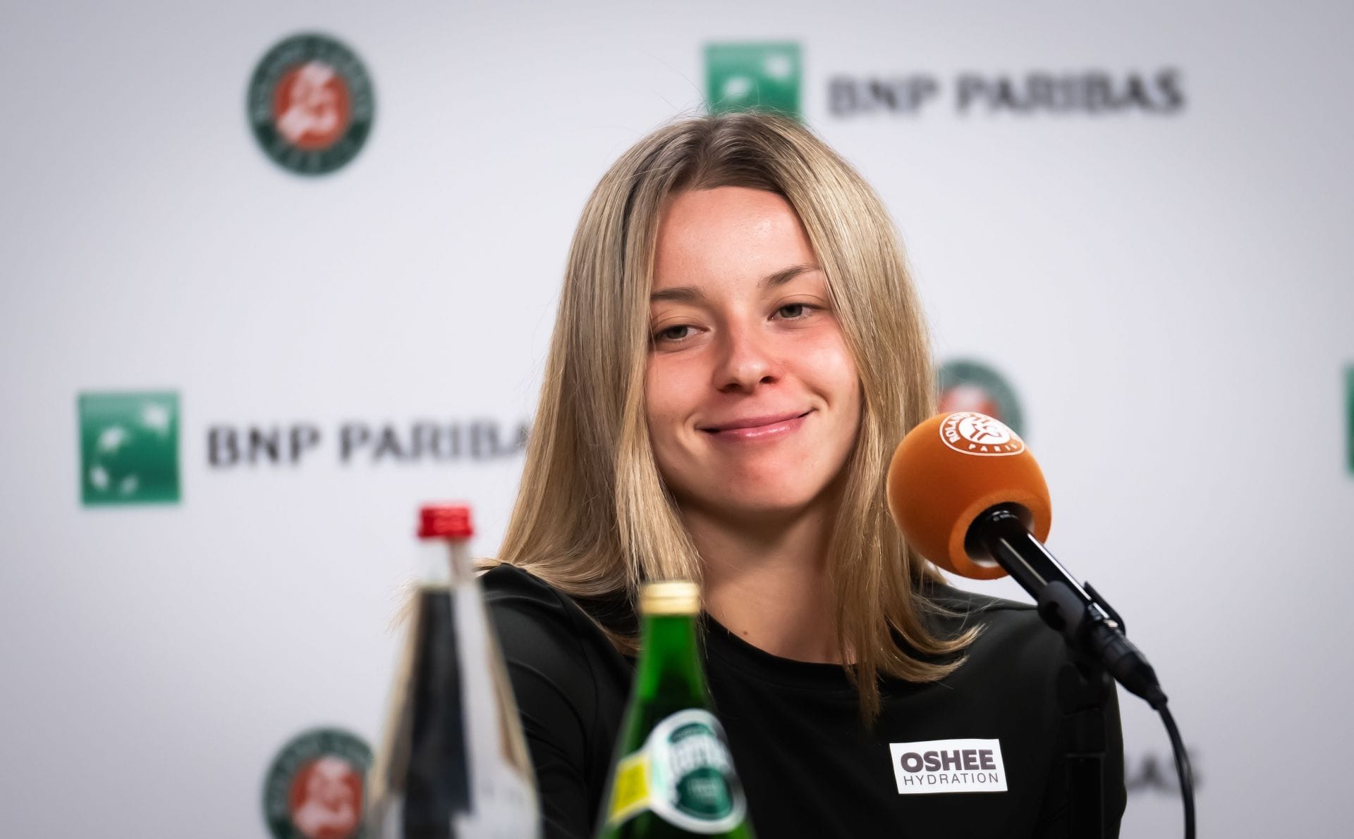Maja Chwalinska dpeaks to the press at the 2026 French Open. (Source: Getty)