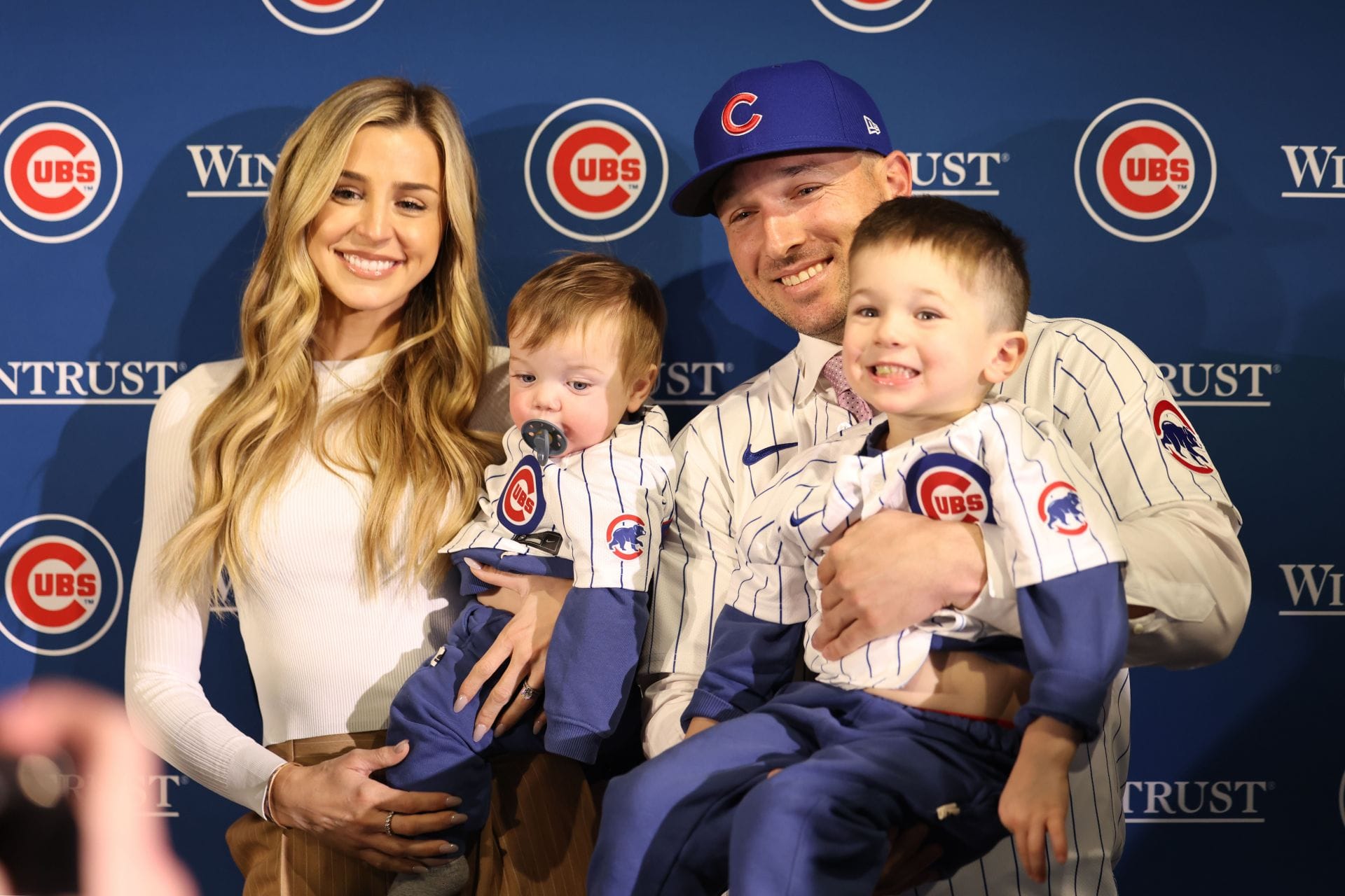 "Stunner";"Gorg" - MLB wives and girlfriends gush over Alex Bregman's wife Reagan's sophisticated all-black ensemble look for Cubs charity event