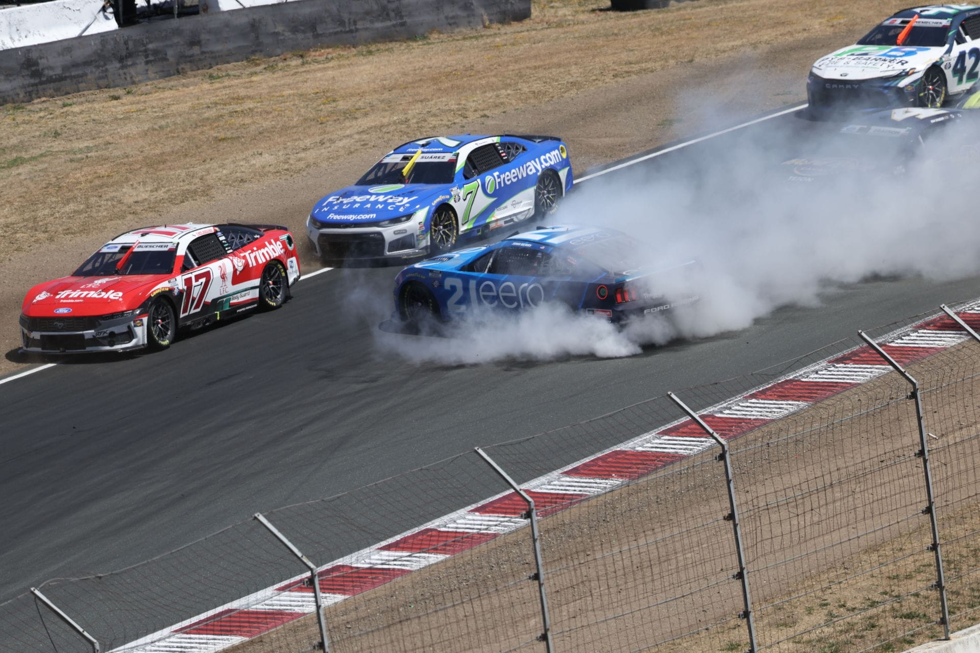 Chris Buescher (17), Daniel Suárez (7) e Noah Gragson (4) passam por Josh Berry (21). Fonte: Getty