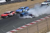 Chris Buescher (17), Daniel Suárez (7) e Noah Gragson (4) passam por Josh Berry (21). Fonte: Getty