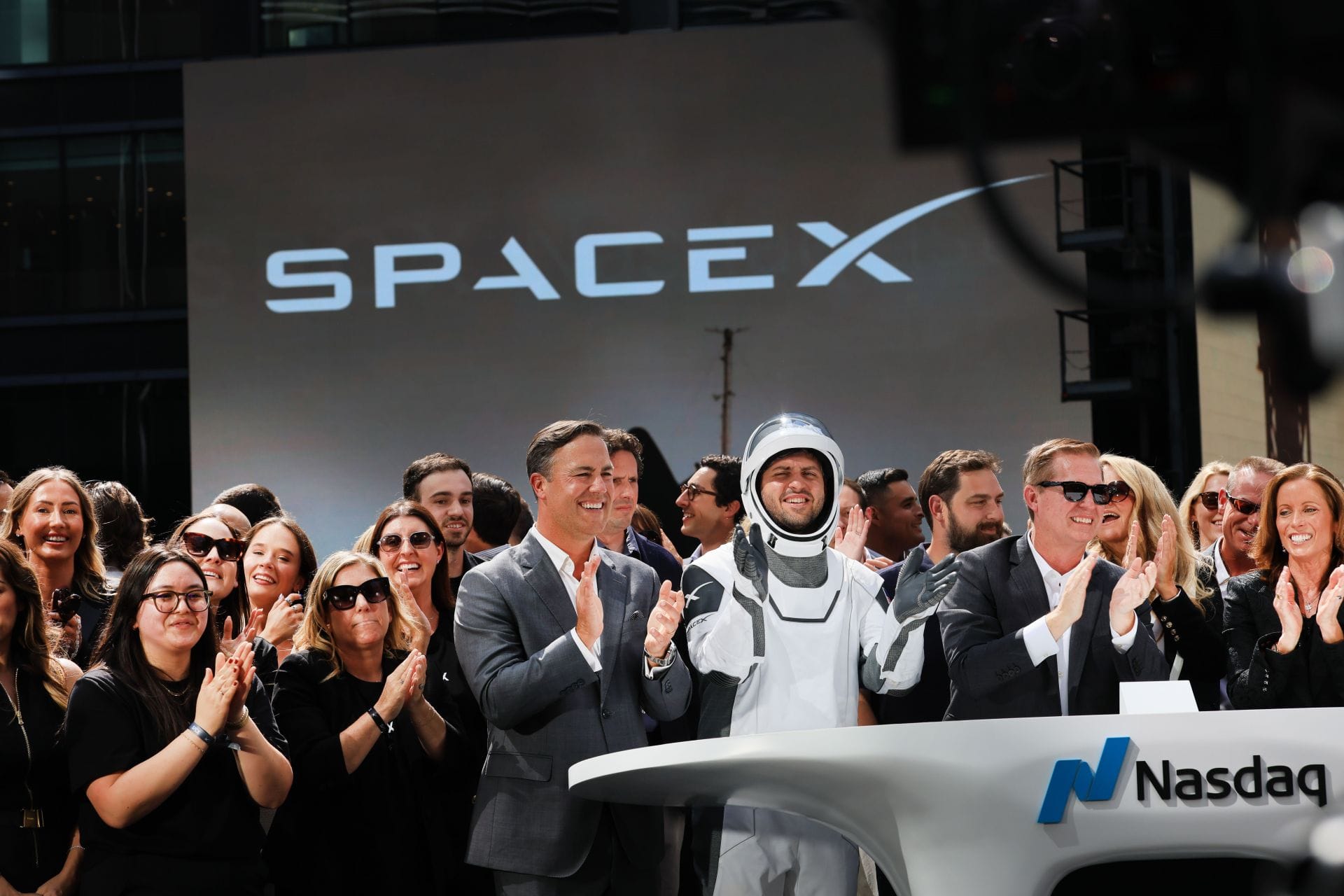 Os funcionários da SpaceX comemoram o fechamento do mercado da oferta pública inicial (IPO) da SpaceX no Nasdaq Marketsite em 12 de junho de 2026, na cidade de Nova York. A SpaceX começou a ser negociada na sexta-feira sob o ticker SPCX após a maior oferta pública inicial de todos os tempos (Fonte: Getty)
