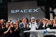 Os funcionários da SpaceX comemoram o fechamento do mercado da oferta pública inicial (IPO) da SpaceX no Nasdaq Marketsite em 12 de junho de 2026, na cidade de Nova York. A SpaceX começou a ser negociada na sexta-feira sob o ticker SPCX após a maior oferta pública inicial de todos os tempos (Fonte: Getty)