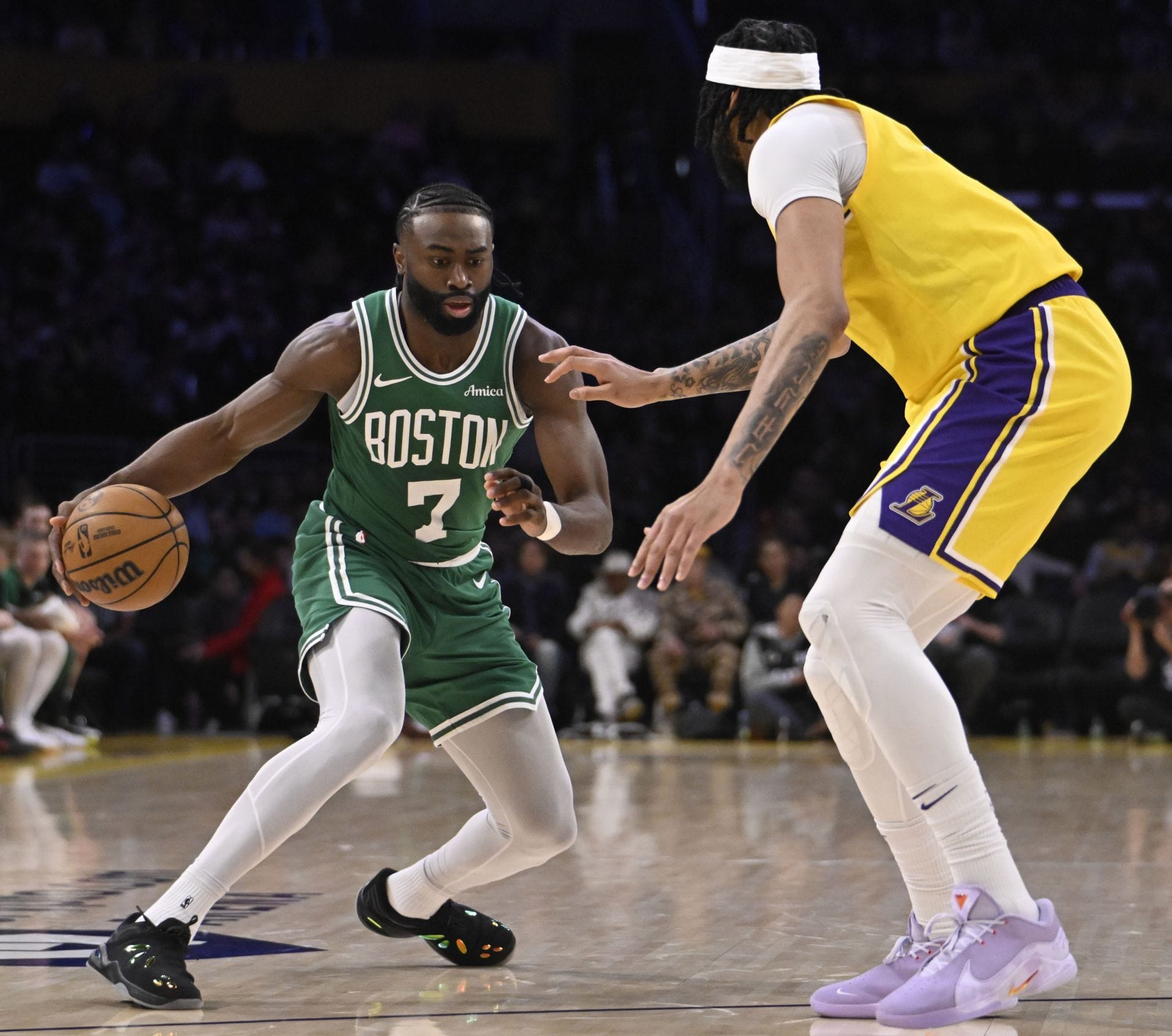 O Los Angeles Lakers derrotou o Boston Celtics por 117 a 96 e venceu um jogo de basquete da NBA. - Fonte: Getty
