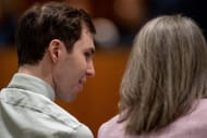 Tyler Robinson fala com sua advogada de defesa Kathryn Nester durante a audiência de Tyler Robinson, acusado do tiroteio fatal contra Charlie Kirk, no 4º Tribunal Distrital de Provo em 19 de maio de 2026, em Provo, Utah. (Fonte: Getty)