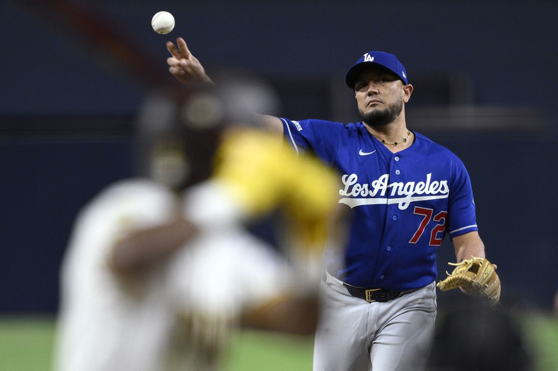 Miguel Rojas lançando contra o San Diego Padres no sábado - Fonte: Getty