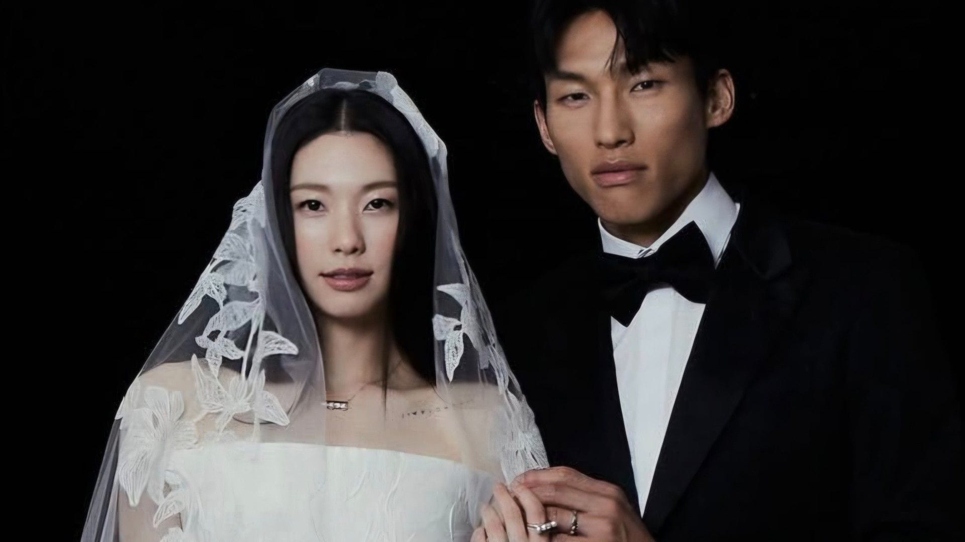 "Harassing a mom over a football match?" - Internet slams online abuse targeting Kim Jin-kyung after husband Kim Seung-gyu's World Cup performance