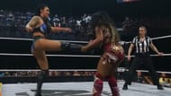 Maya World lutando contra Skye Blue (Imagem via YouTube @AEW)