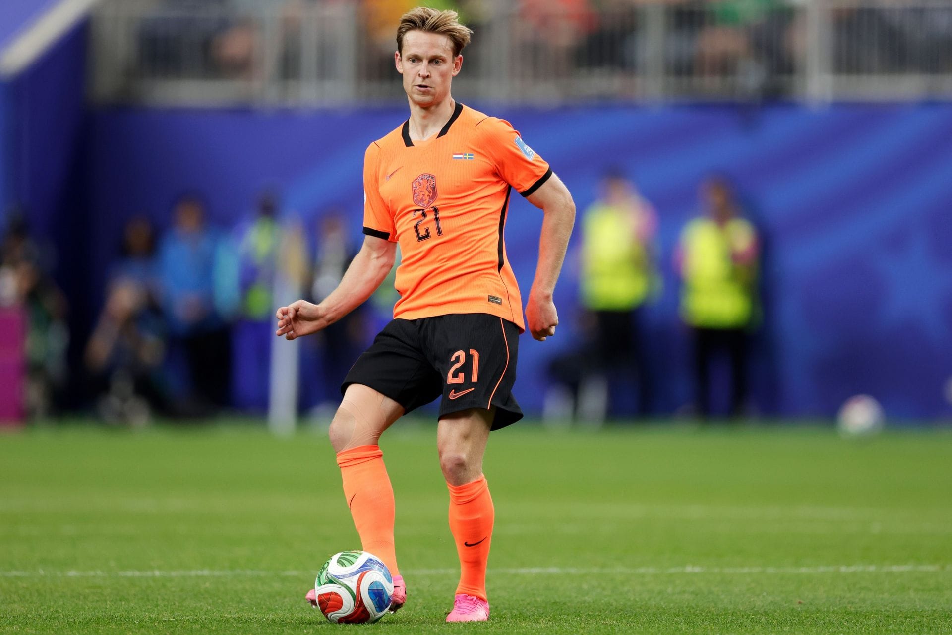 “Many people understand nothing about football” - De Jong hits out at critics who say he never plays forward passes after FIFA World Cup display