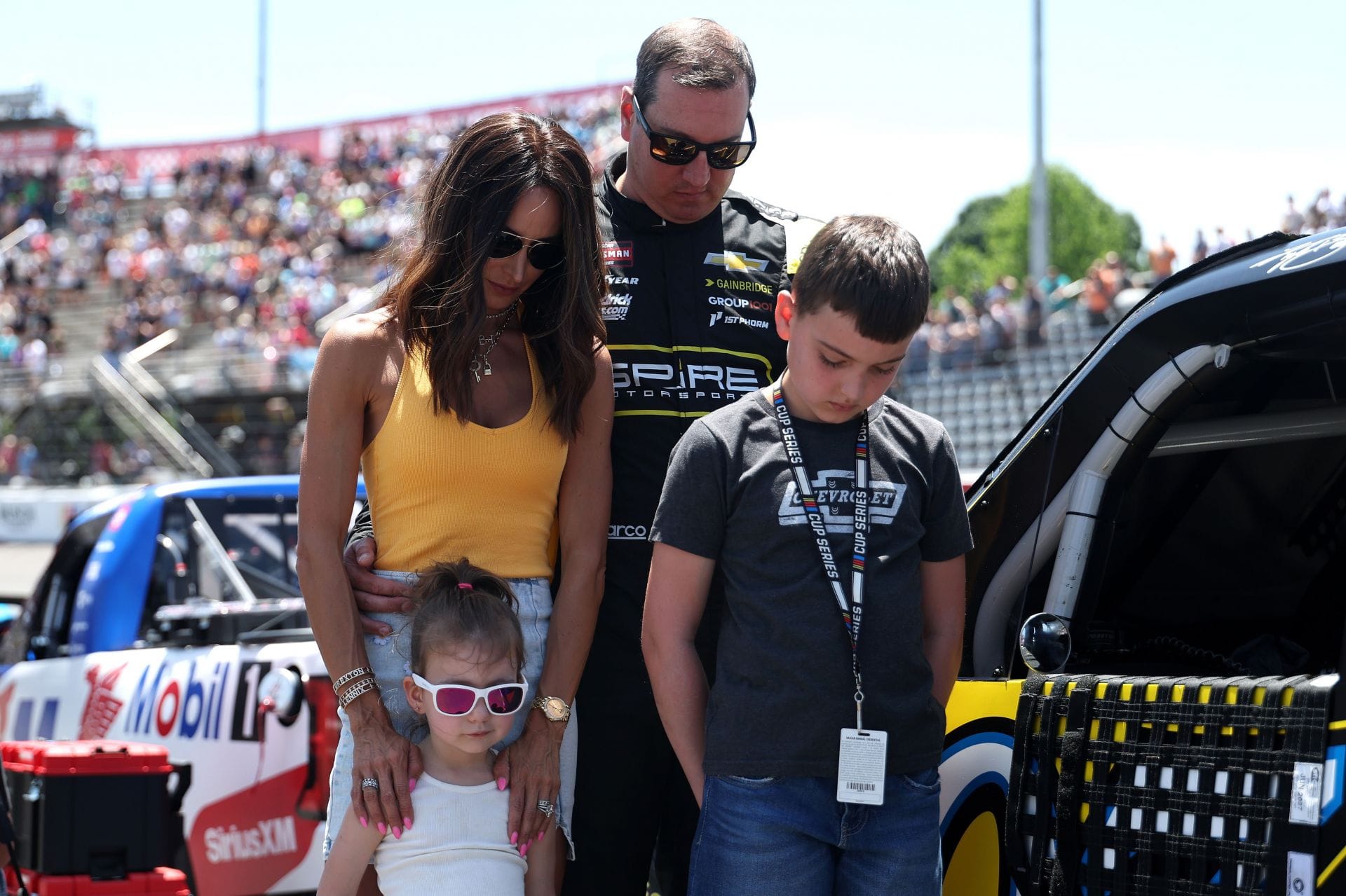 Kyle Busch, sua esposa, Samantha Busch, filha, Lennix Busch e filho, Brexton Busch em North Wilkesboro Speedway em 17 de maio de 2025. - Fonte: Getty