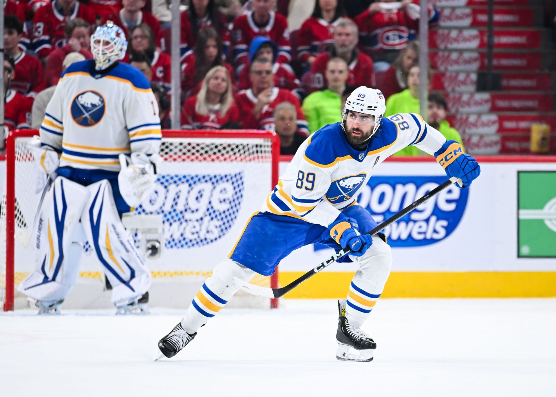 Alex Tuch patina durante os playoffs - Jogo Quatro - Fonte: Getty