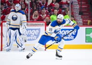 Alex Tuch patina durante os playoffs - Jogo Quatro - Fonte: Getty
