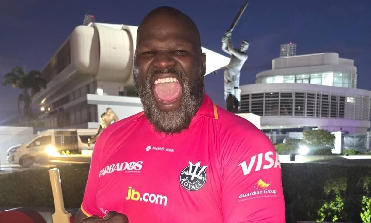 18+ PHOTO! Mark Henry tells WWE couple to "get a room"