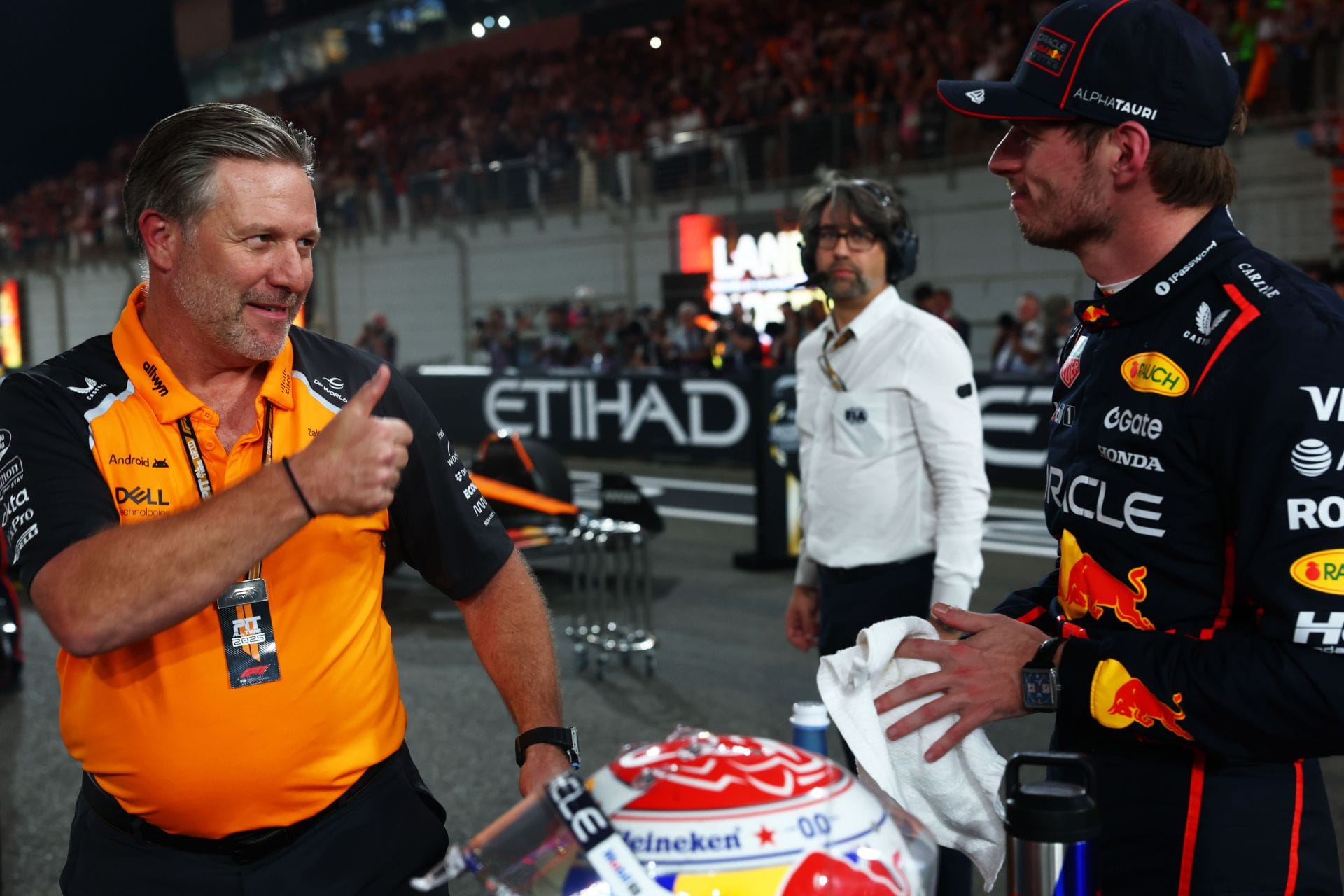 Max Verstappen e Zak Brown no Grande Prêmio de Abu Dhabi de 2025 - Fonte: Getty - Fonte: Getty