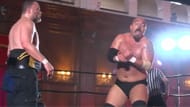 Eddie Kingston lutando contra 1 Called Manders (imagem via YouTube @RevPro)