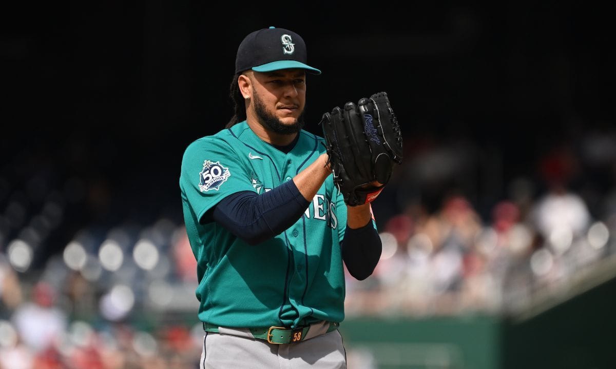 "Dan Wilson should resign in disgrace" - Mariners fans furious after pitcher piggyback attempt backfires spectacularly in Red Sox loss