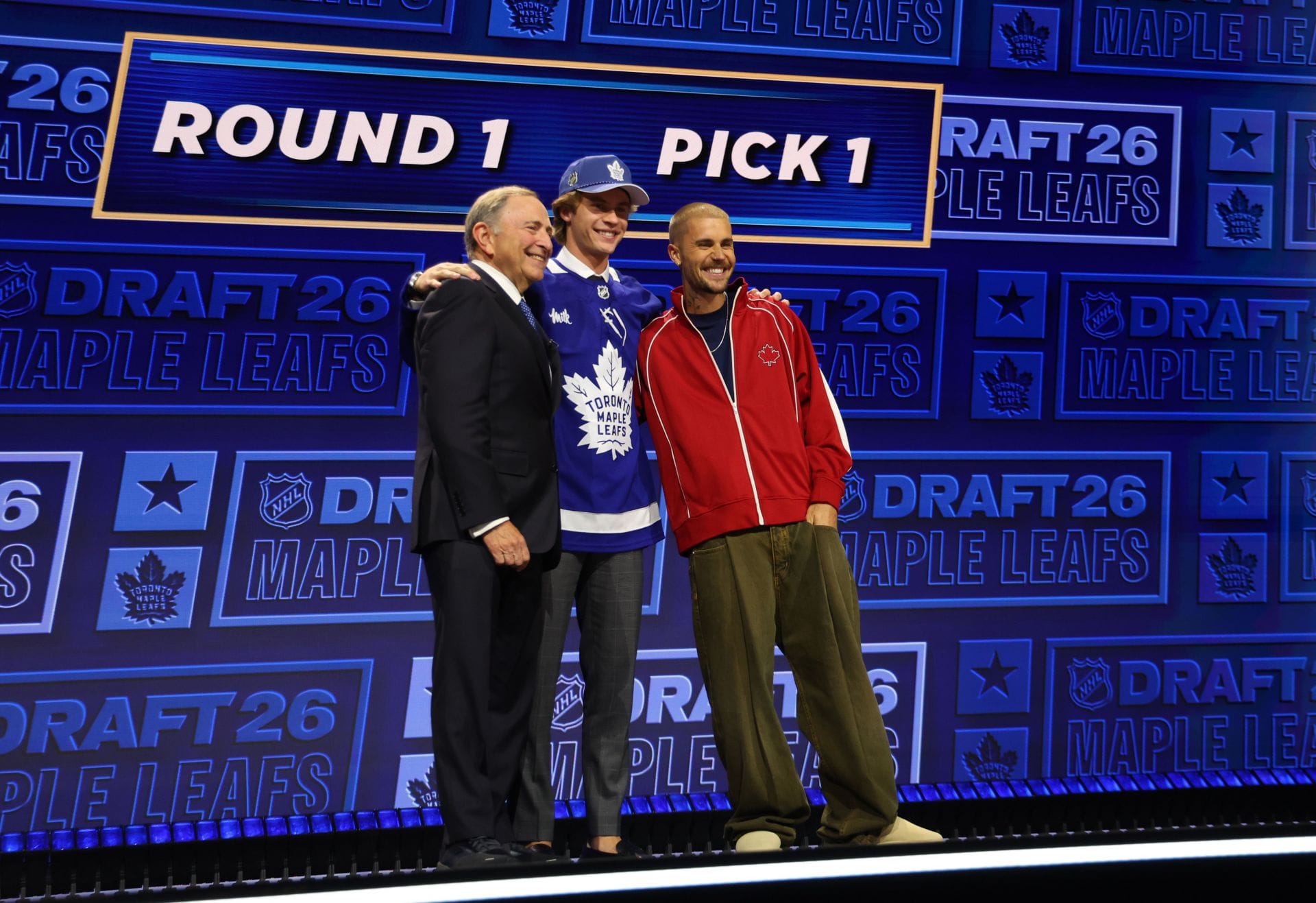 Gavin McKenna poses with NHL commissioner Gary Bettman and singer Justin Bieber - Source: Imagn