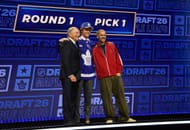 Gavin McKenna posa com o comissário da NHL Gary Bettman e o cantor Justin Bieber - Fonte: Imagn