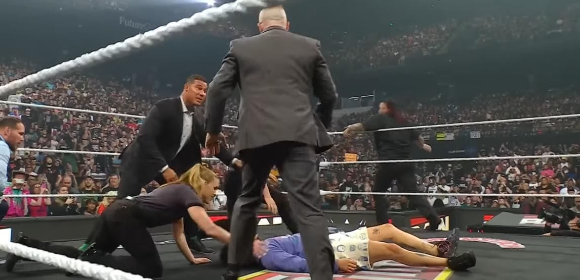 Popular star collapses, barely able to walk on WWE RAW