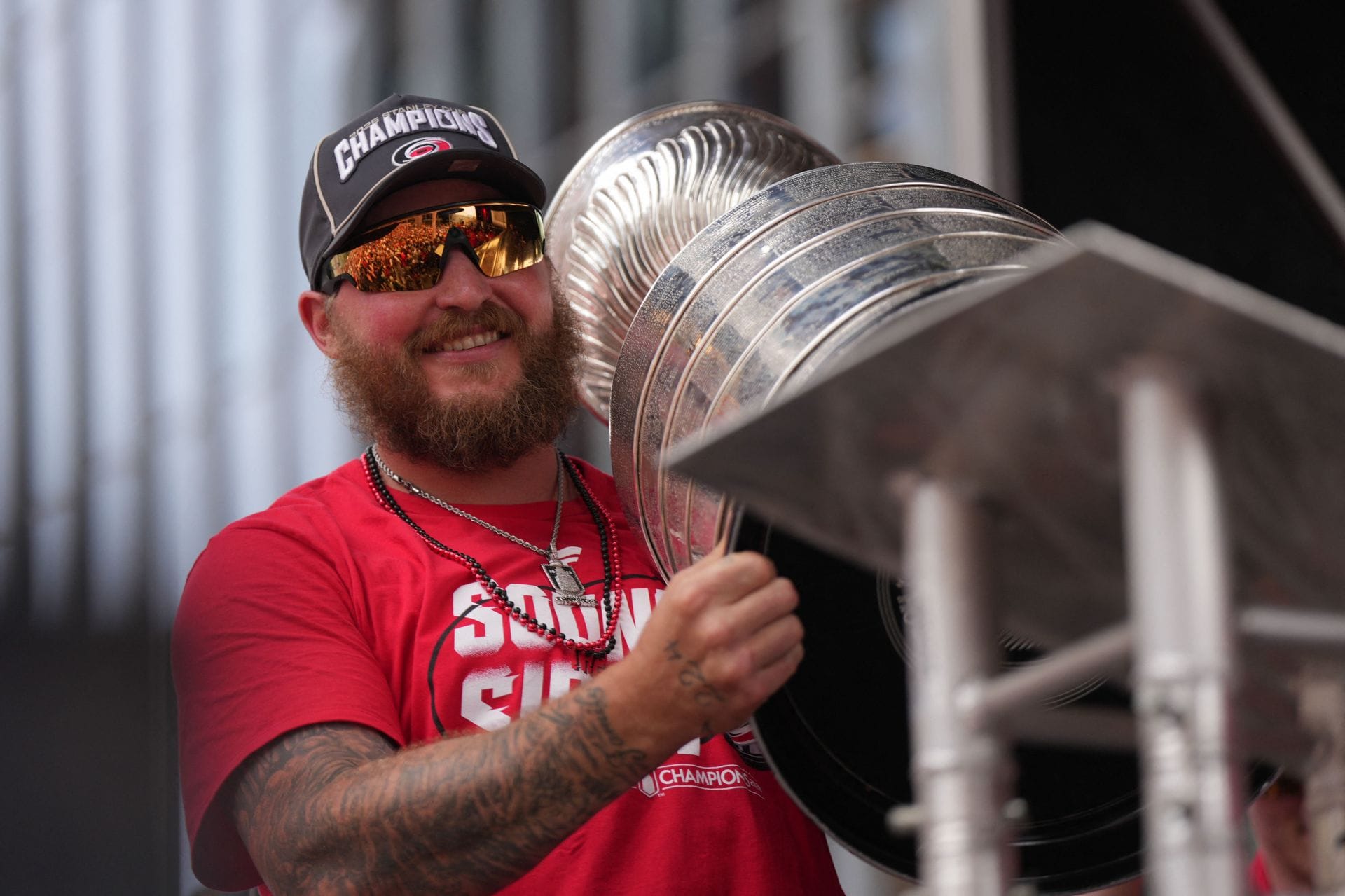 NHL fans react as Hurricanes announce Nic Deslauriers contract extension during Stanley Cup parade - "Took a paycut"