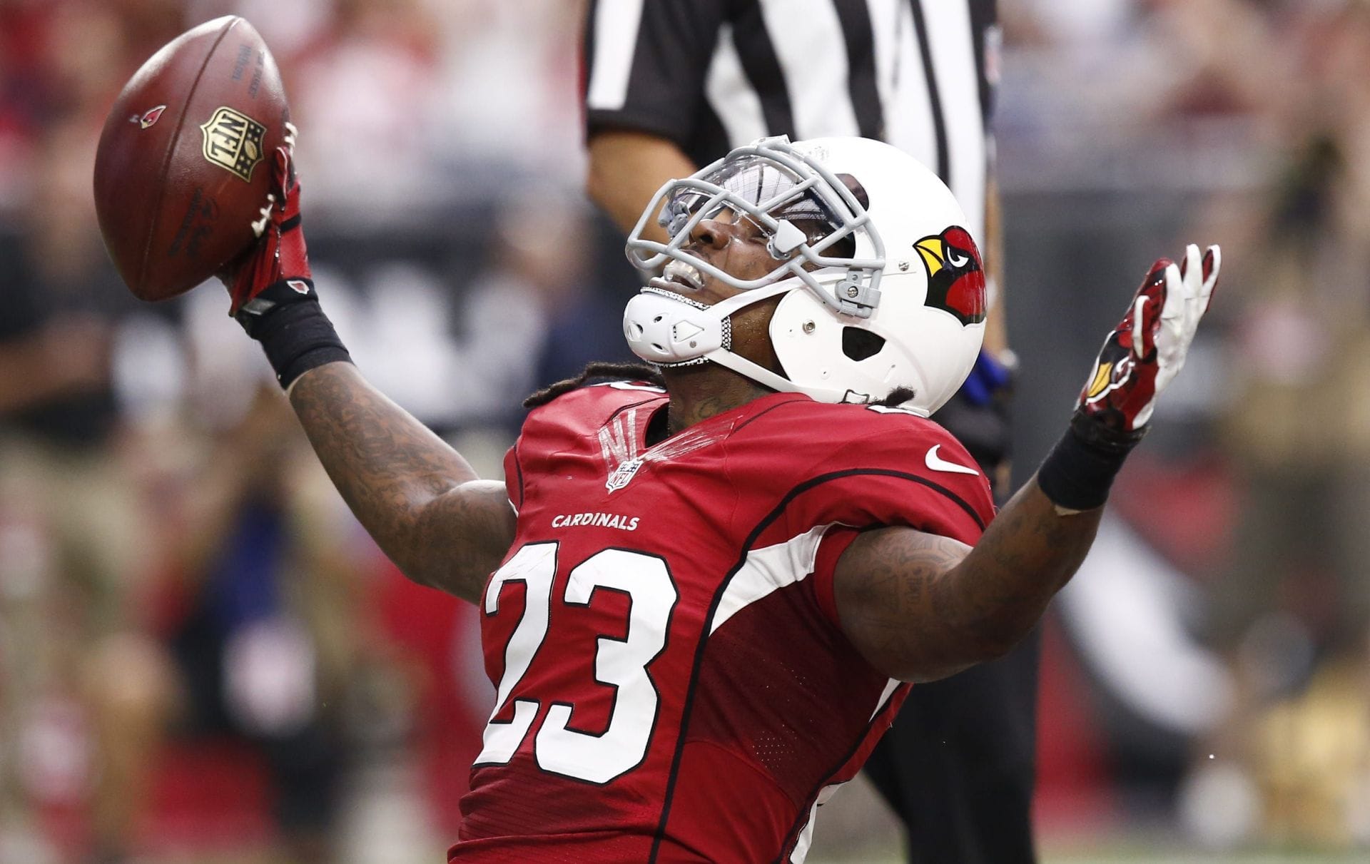 O running back do Arizona Cardinals, Chris Johnson, reage após marcar um touchdown contra o San Francisco 49ers - Fonte: Imagn