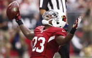 O running back do Arizona Cardinals, Chris Johnson, reage após marcar um touchdown contra o San Francisco 49ers - Fonte: Imagn