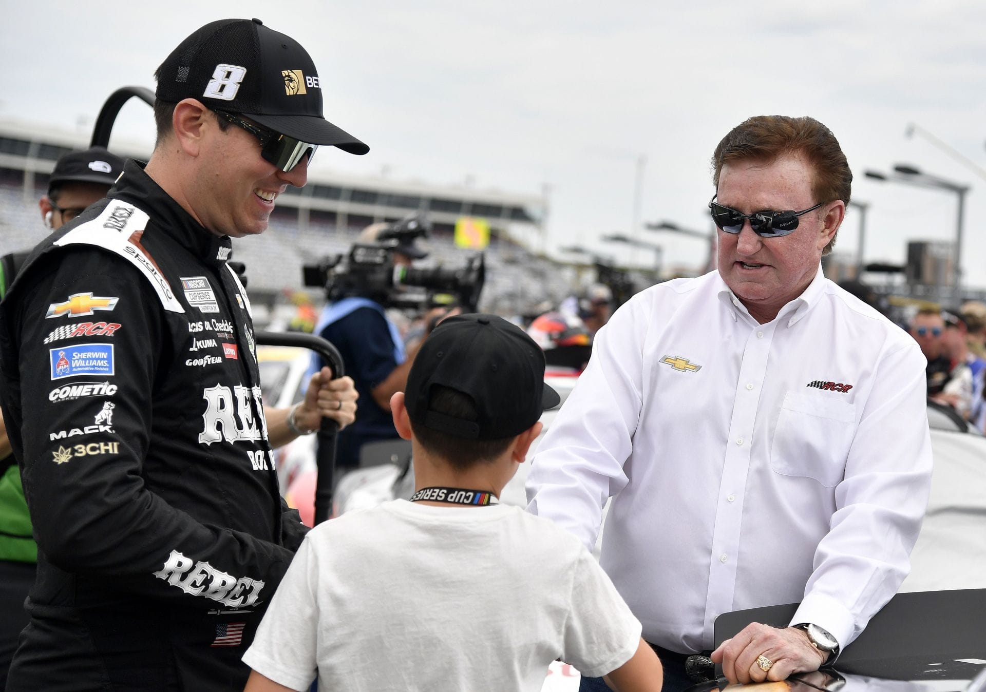 Kyle Busch (L) e seu filho, Brexton Busch, encontram-se com o proprietário da equipe RCR, Richard Childress. Fonte: Getty