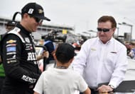 Kyle Busch (L) e seu filho, Brexton Busch, encontram-se com o proprietário da equipe RCR, Richard Childress. Fonte: Getty