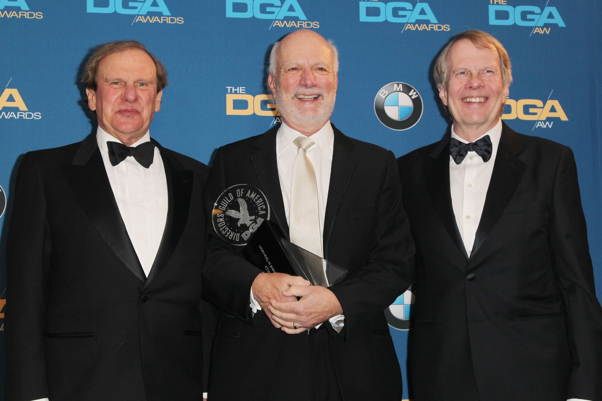 O diretor James Burrows (C), vencedor do prêmio Lifetime Achievement in Television Direction, posa com os produtores Glen Charles (L) e Les Charles (R) na sala de imprensa do 67º Prêmio Anual do Directors Guild Of America no Hyatt Regency Century Plaza em 7 de fevereiro de 2015 em Century City, Califórnia (Fonte: Getty)