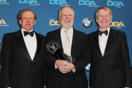 O diretor James Burrows (C), vencedor do prêmio Lifetime Achievement in Television Direction, posa com os produtores Glen Charles (L) e Les Charles (R) na sala de imprensa do 67º Prêmio Anual do Directors Guild Of America no Hyatt Regency Century Plaza em 7 de fevereiro de 2015 em Century City, Califórnia (Fonte: Getty)