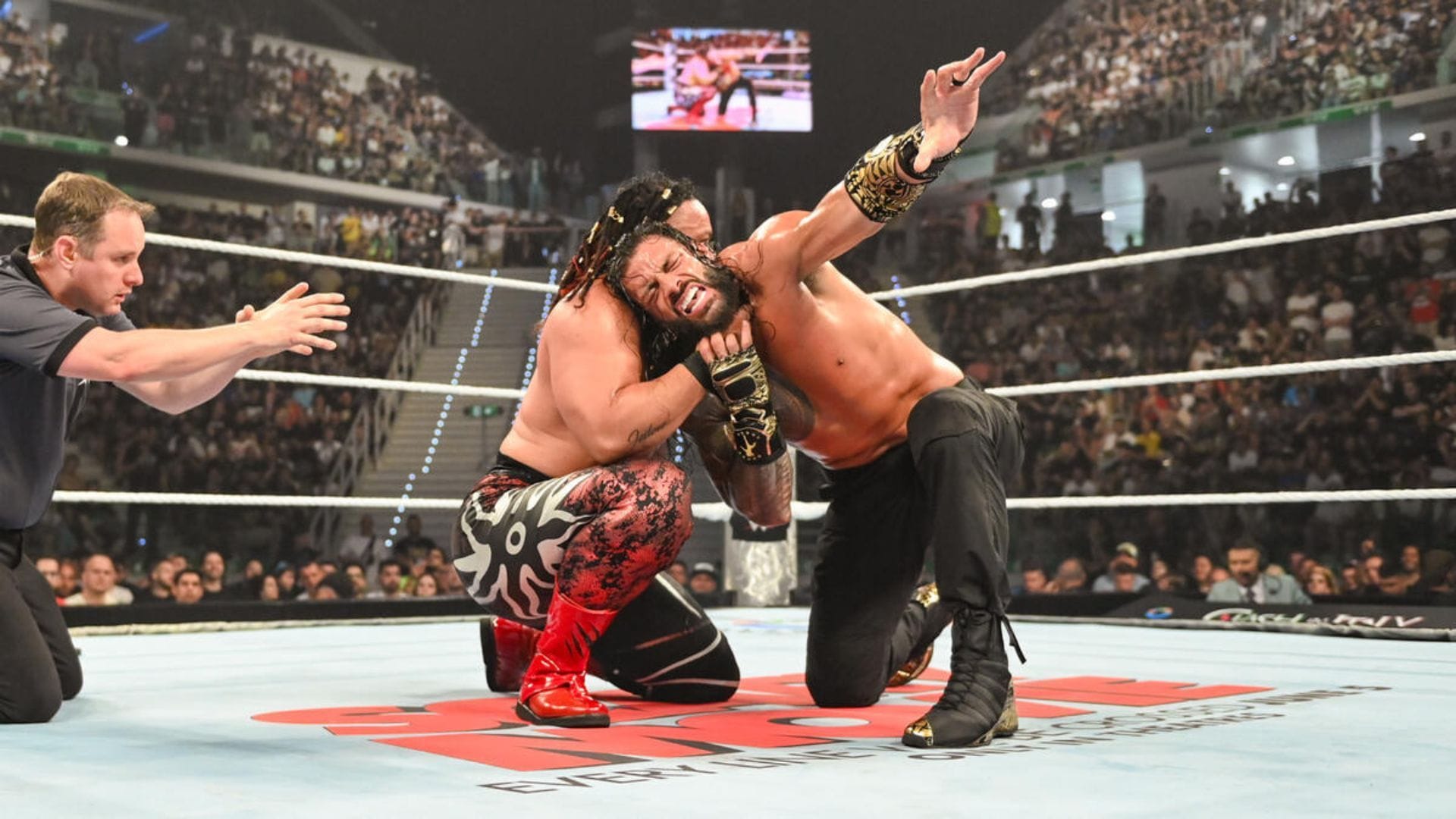 "I don't need any f*cking help" - Roman Reigns' extremely personal mid-match Bloodline message to Jacob Fatu 