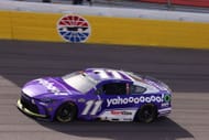 Denny Hamlin (#11) ostentando as cores roxas do Yahoo no Las Vegas Motor Speedway em Las Vegas, NV. - Fonte: Getty