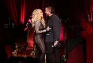 Bunnie XO e Jelly Roll falam no palco na Stripped Down: Unfiltered and Unapologetic Tour - Nashville, TN - Fonte: Getty