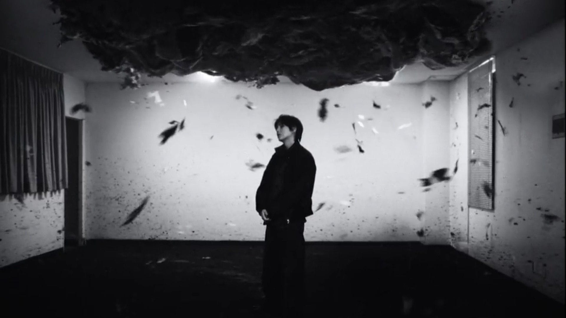 Still do videoclipe do Merry Go Round (imagem via Spotify)