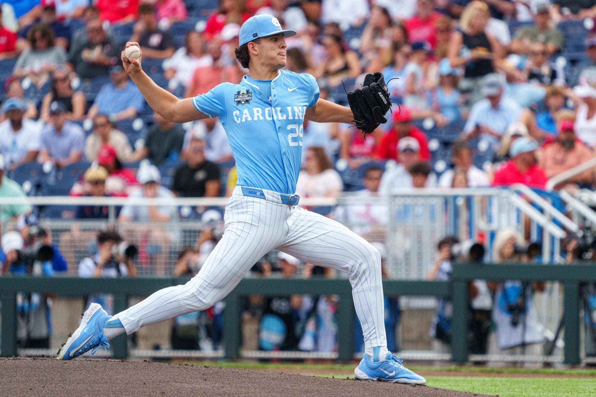 College World Series 2026: Jason DeCaro em ação pelo Tar Heels da Carolina do Norte - Fonte: Imagn