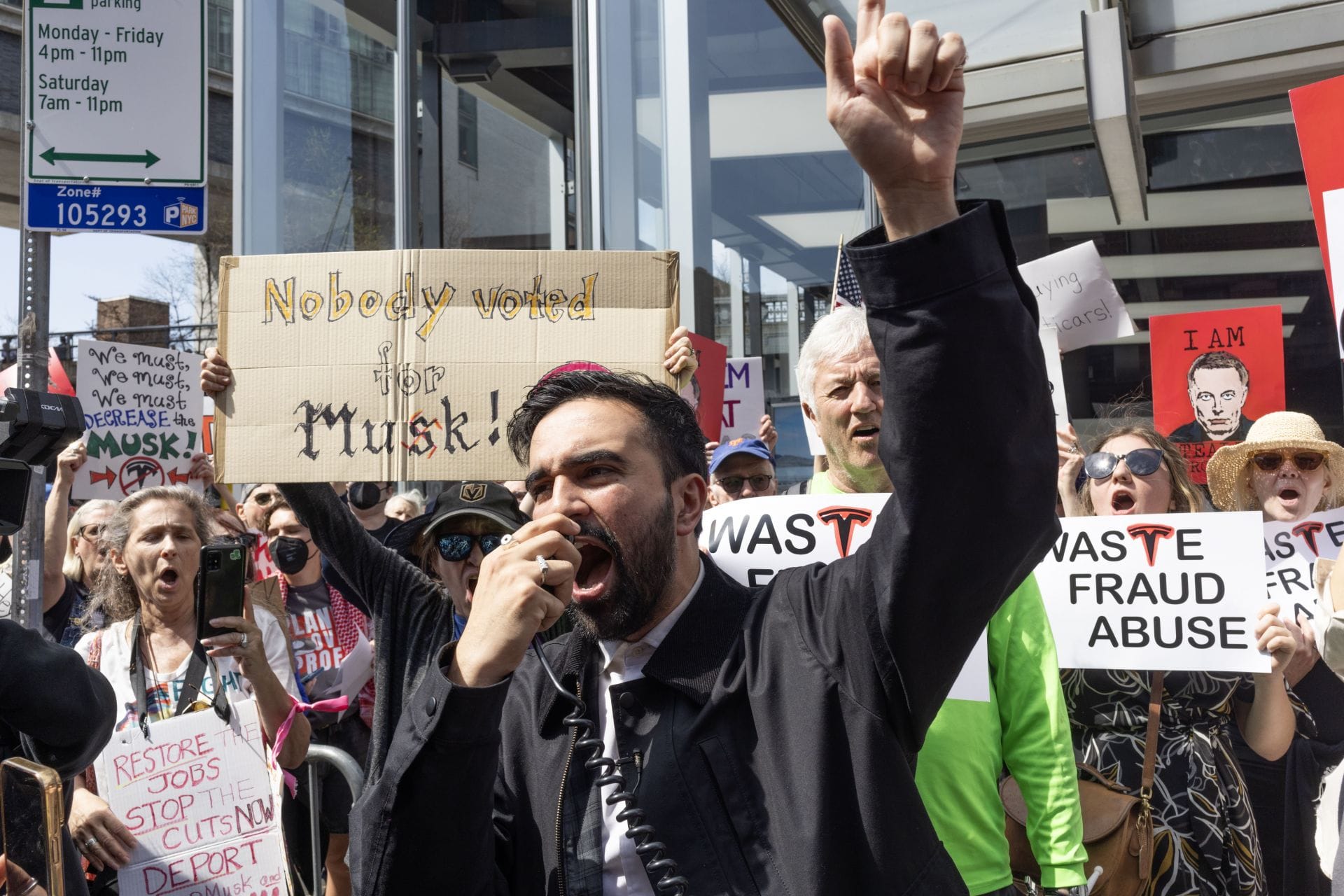 O então candidato a prefeito de Nova York, Zohran Mamdani, junta-se às manifestações semanais fora das lojas Tesla para protestar contra Elon Musk e seu papel no Departamento de Eficiência Governamental, em 29 de março de 2025, no bairro de West Village, na cidade de Nova York. (Fonte: Getty)
